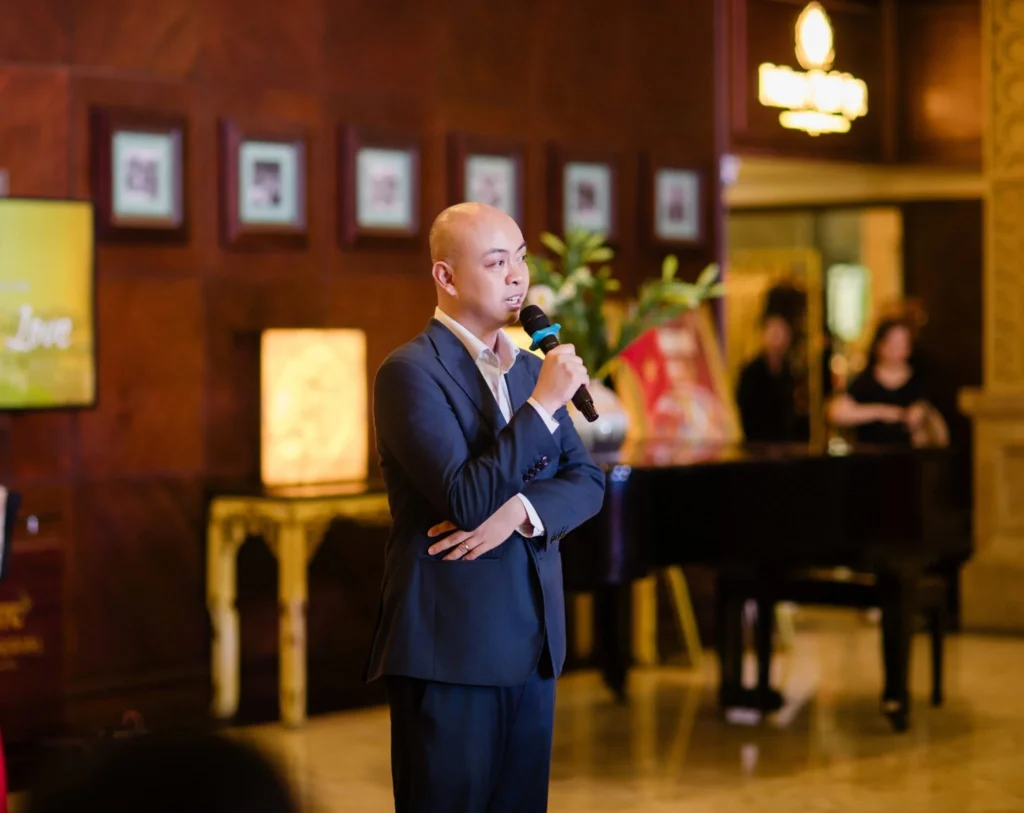 Giám đốc công ty TNHH TM&DV Hoa Nghiêm phát biểu tại show diễn