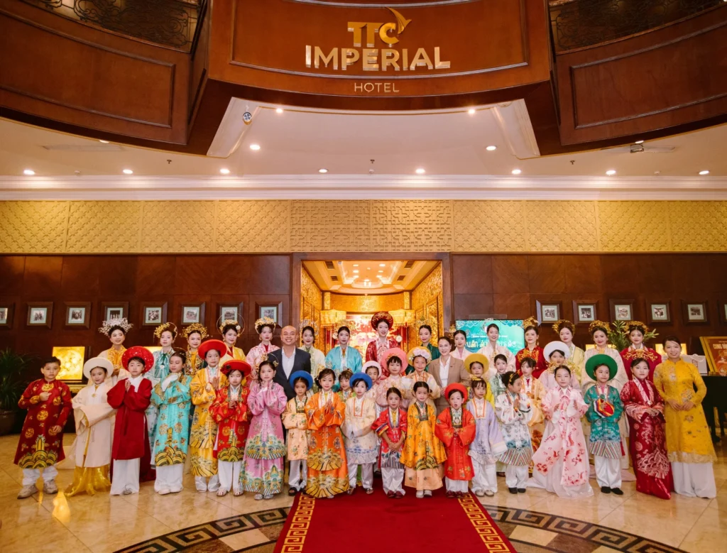 Hoa Nghiêm Việt Phục tổ chức show trình diễn thời trang Việt phục