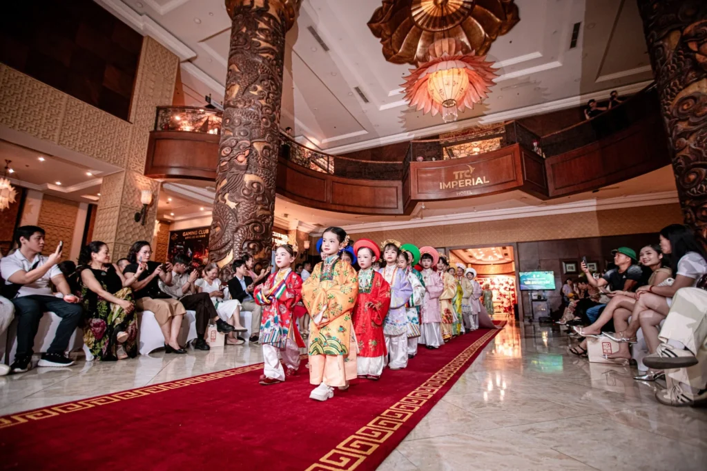 Hoa Nghiêm Việt Phục tổ chức show trình diễn thời trang Việt phục dành cho trẻ em
