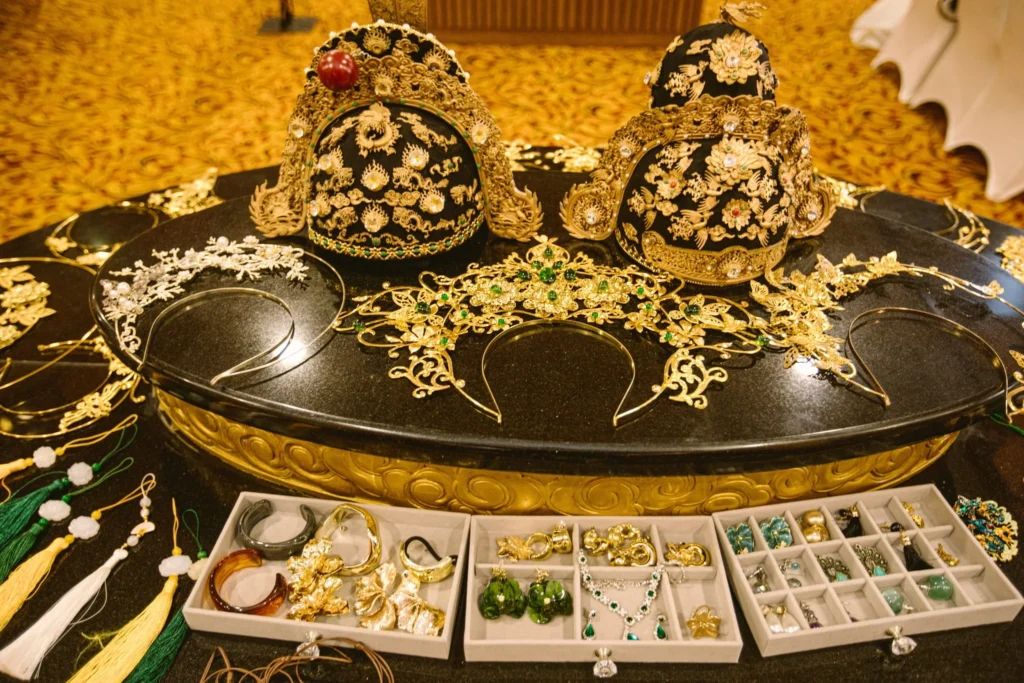 Các thiết kế phụ kiện dành riêng cho show diễn lần này của Hoa Nghiêm Việt Phục