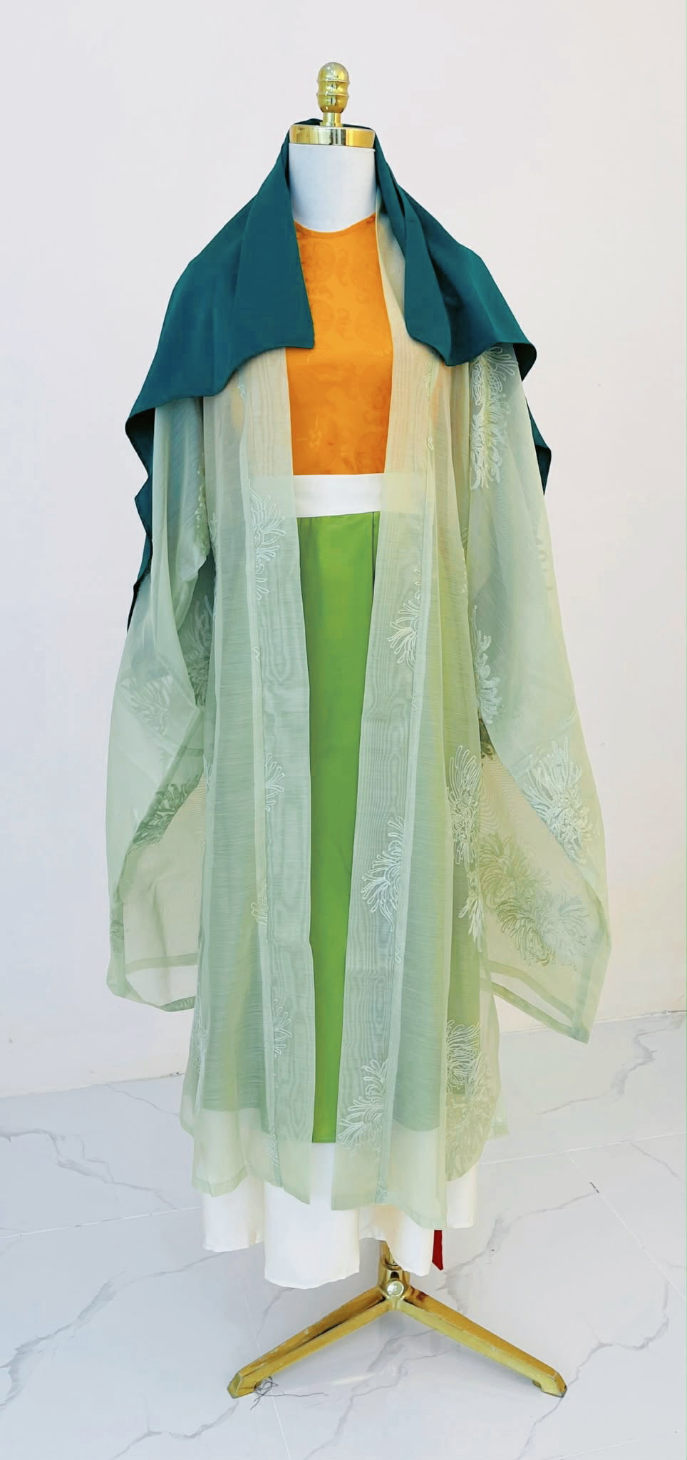 Việt phục Yếm khoác Đối Khâm phối khăn choàng Việt phục cách tân Yếm khoác Đối Khâm phối khăn choàng xanh đậm, biến tấu từ Cổ phục Huế, thanh lịch và độc đáo.