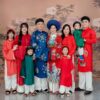 Việt phục đại gia đình chụp ảnh kỷ niệm với ông bà, con cháu mặc áo Tấc, Nhật Bình và áo dài truyền thống sang trọng tại Huế.
