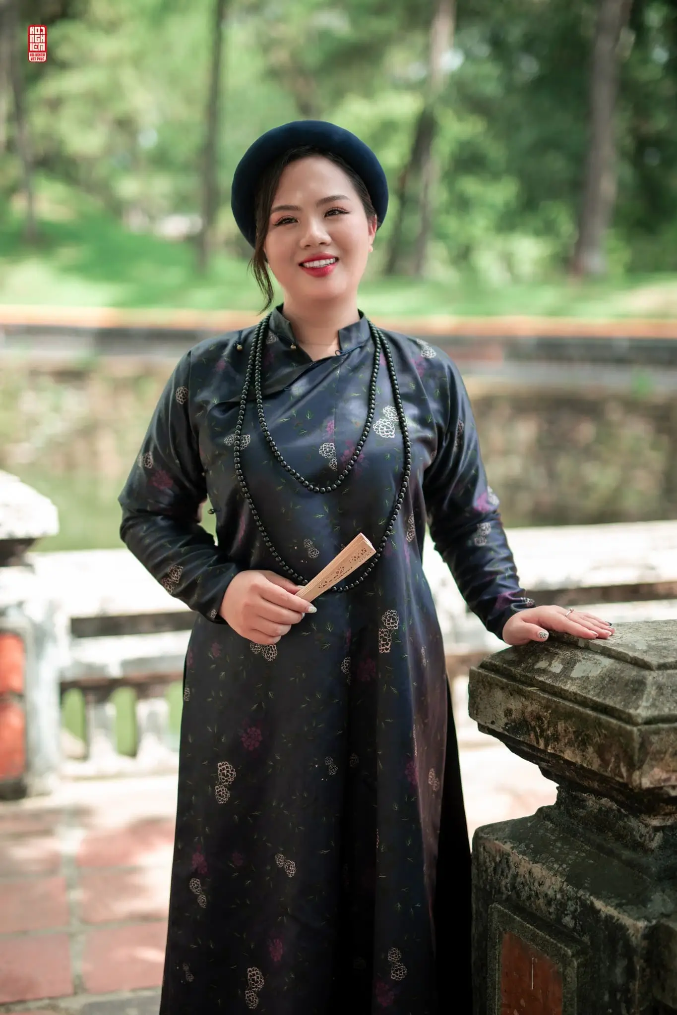 Áo Ngũ Thân nữ màu xanh mực họa tiết hoa lá chìm (1)