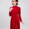 Người mẫu mặc Áo dài đỏ đính kết thủ công sang trọng với họa tiết hoa nổi tinh xảo, phong cách Áo dài Huế thanh lịch và quý phái.