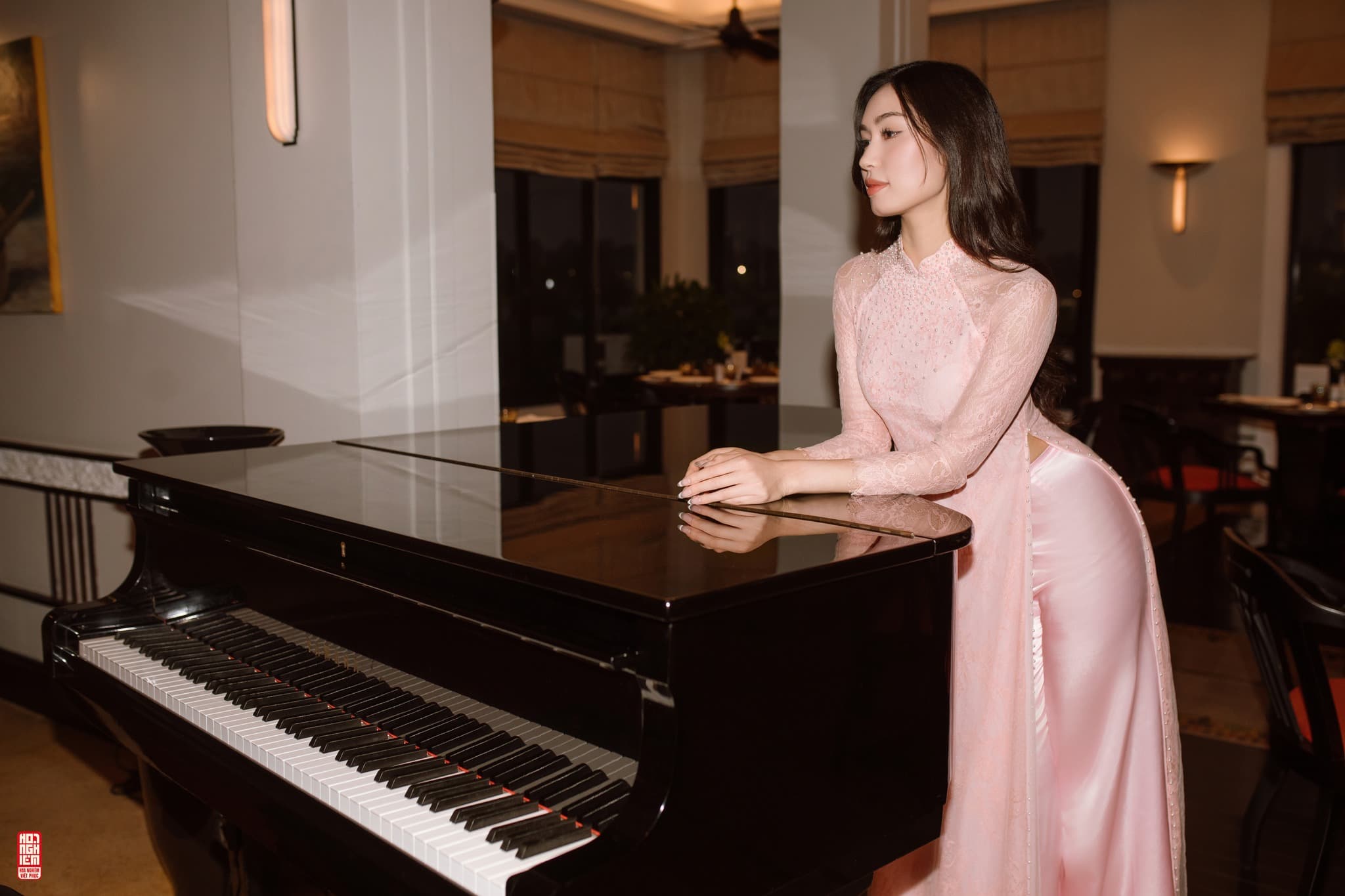 Áo dài hồng pastel ren đính ngọc - Vẻ đẹp tiểu thư Đông Dương