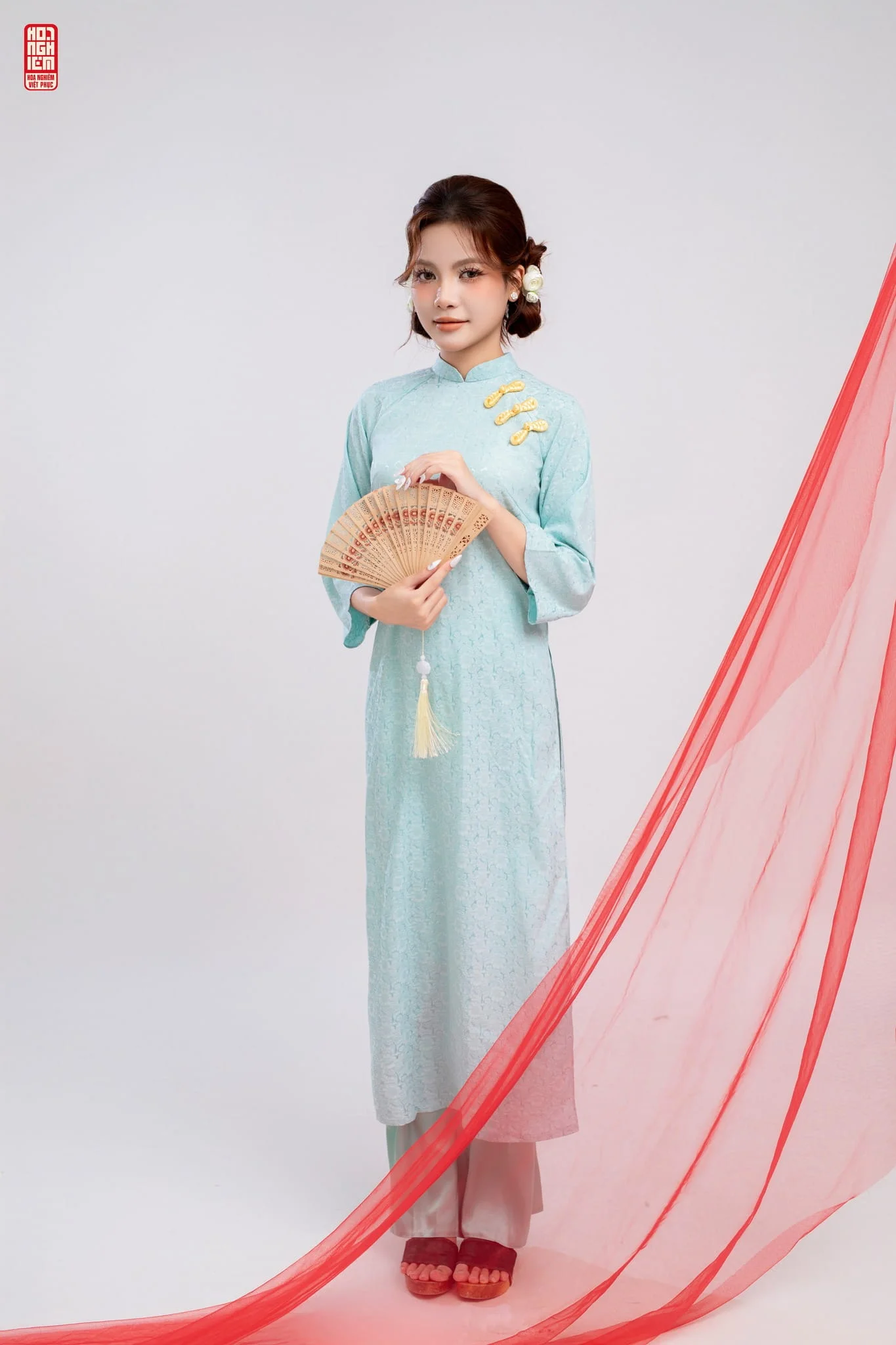 Áo dài suông lụa jacquard đính khuy cách điệu