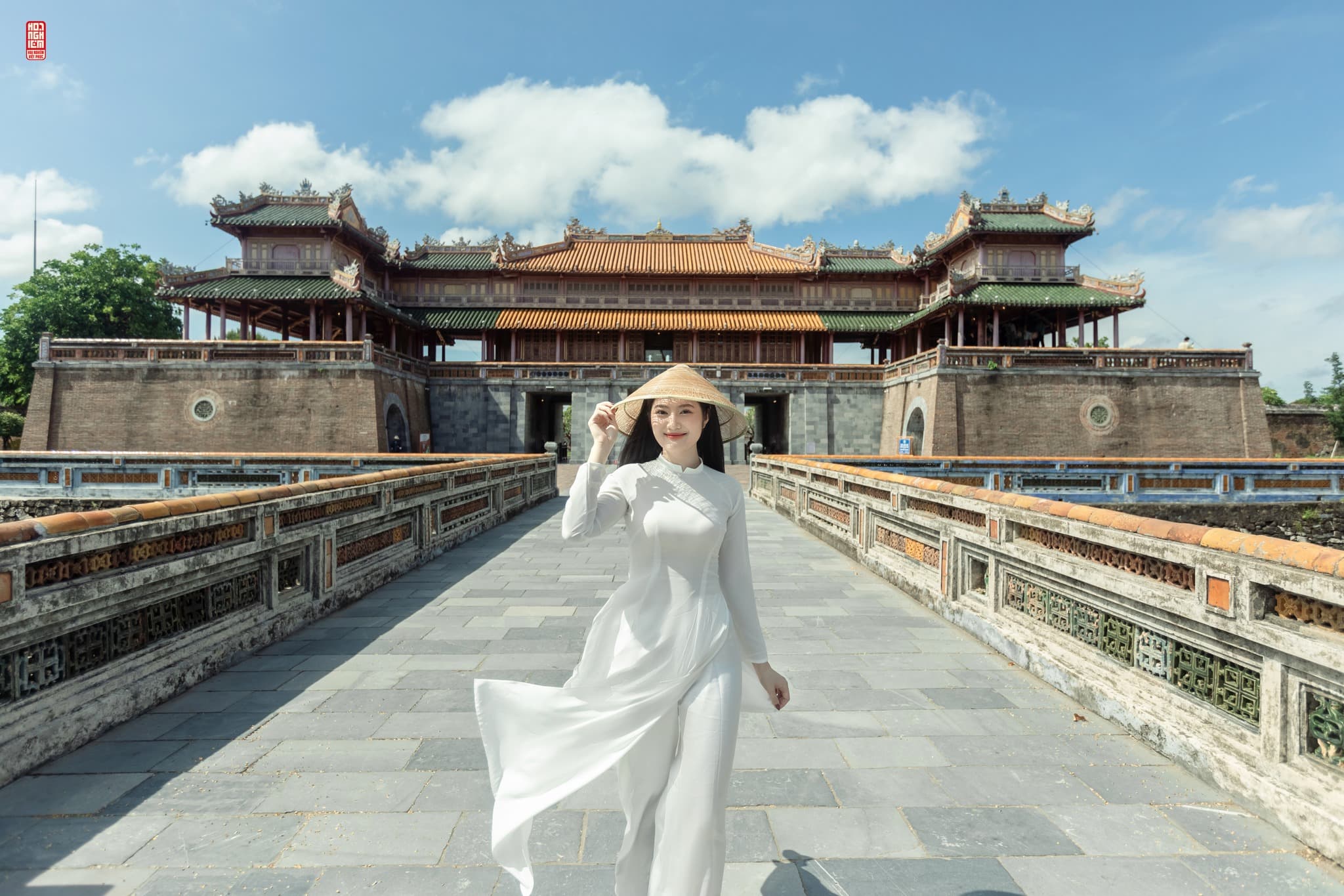 Áo dài trắng - Nàng thơ xứ Huế