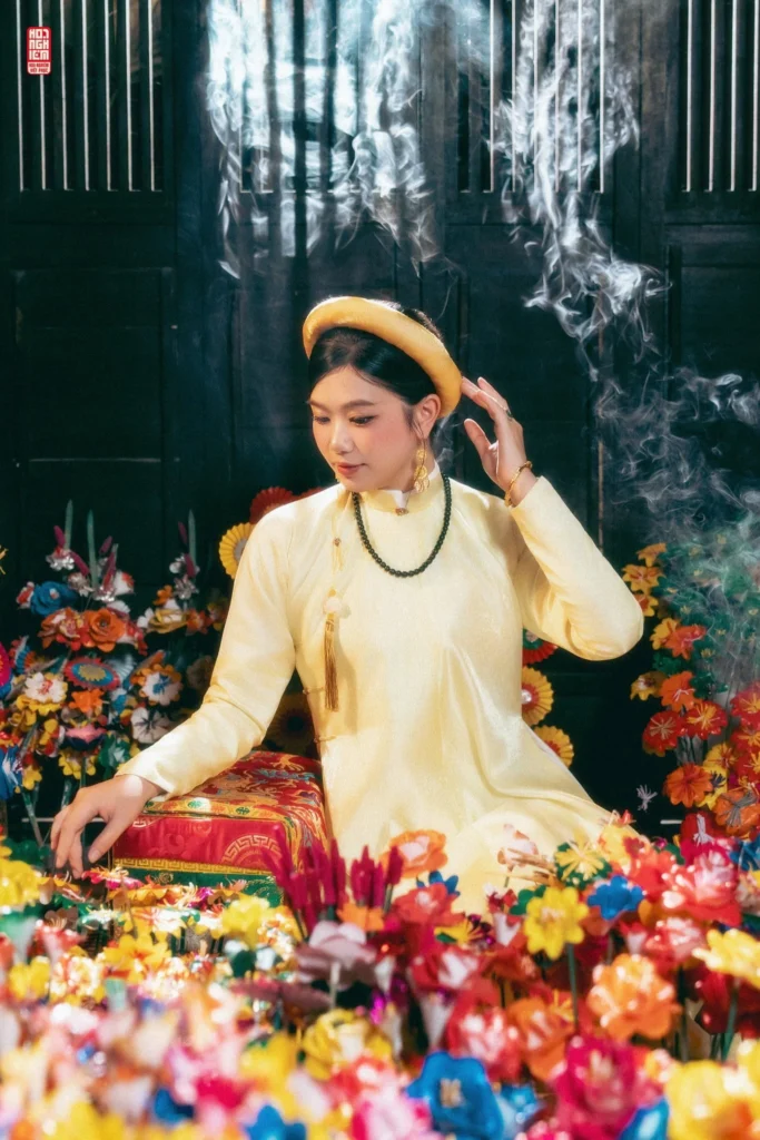 Chụp ảnh áo Ngũ Thân tại làng hoa giấy Thanh Tiên - Không gian cổ kính đậm chất Huế