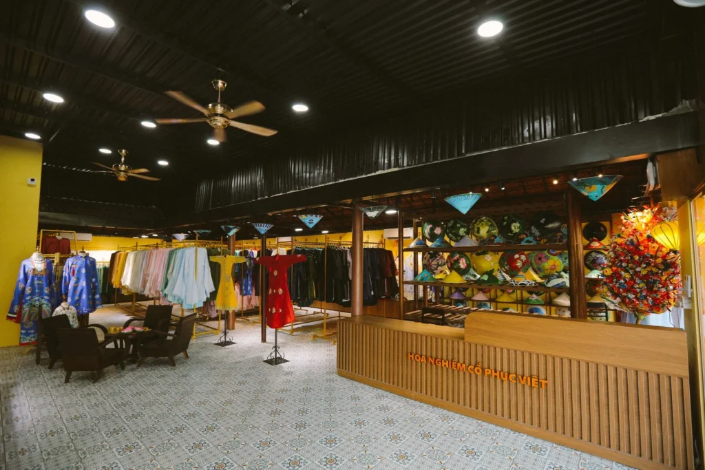 Cơ sở Hoa Nghiêm Việt Phục - Địa chỉ tổ chức Photo Tour chuyên nghiệp tại Huế