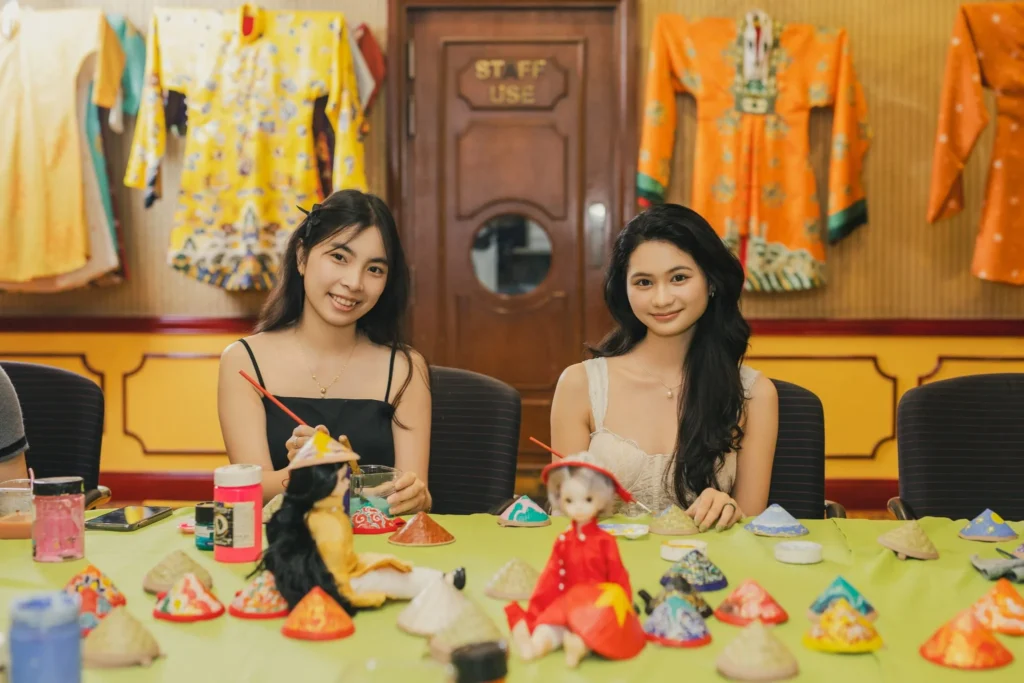Tổ chức Workshop và Sự kiện cho doanh nghiệp và đoàn khách du lịch Huế với hoạt động vẽ nón lá và trải nghiệm thủ công truyền thống Huế.