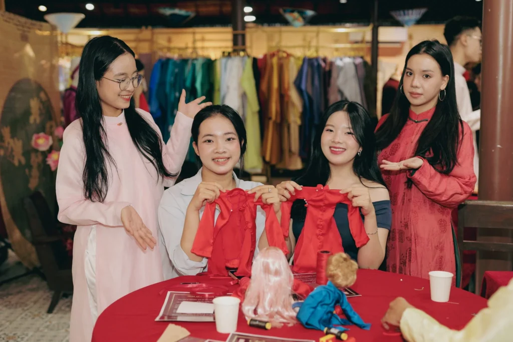 Workshop may áo ngũ thân bản nhỏ với sự hào hứng tham gia từ các khách mời