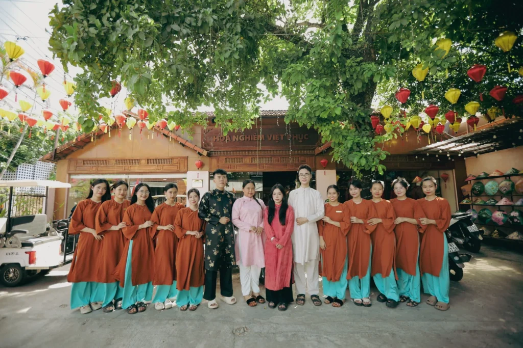Đội ngũ nhân viên sẵn sàng cho Workshop “Dáng Xưa Hồn Việt” - Trải nghiệm may áo Ngũ Thân mini đầu tiên ở Huế