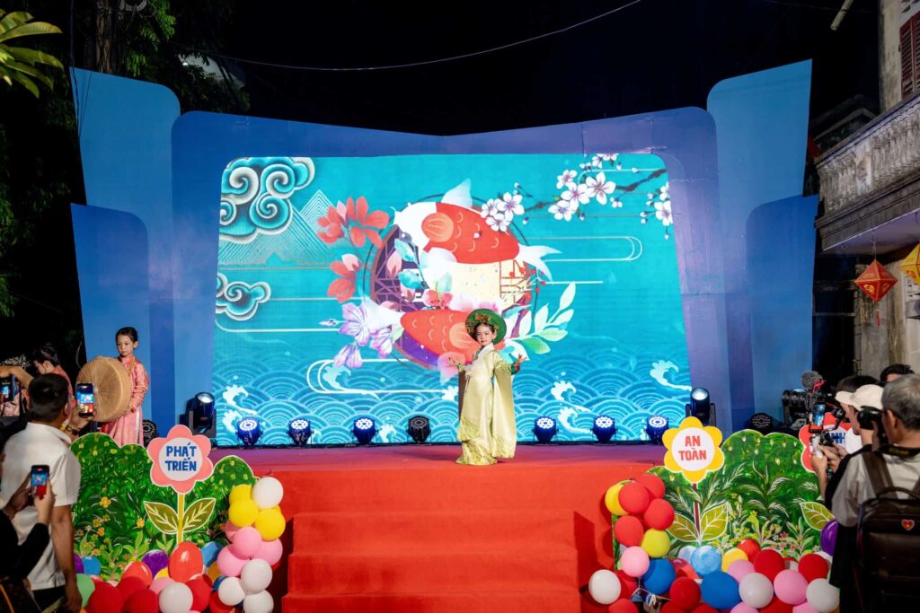 Heritage Kids Fashion Show "Ngày Xửa Ngày Xưa" bắt đầu với thiết kế "Thanh Nguyệt" xuất hiện cùng First Face Nguyễn Hoàng Oanh