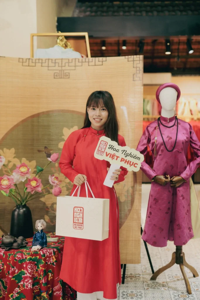 Khách tham gia sự kiện nhận quà từ ban tổ chức Workshop