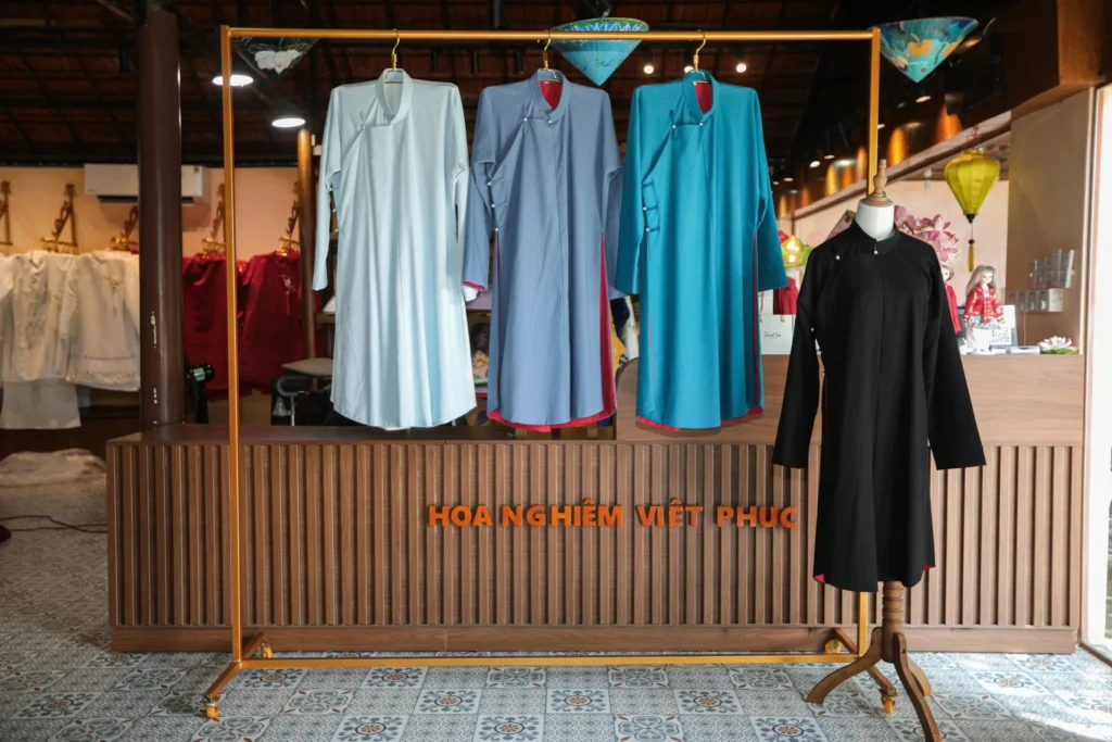 Không gian trưng bày áo dài linen xanh dương và đen tại Hoa Nghiêm Việt Phục, ứng dụng chất liệu linen trong cổ phục và áo dài theo hướng bền vững.