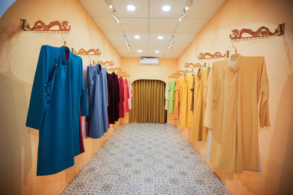 Không gian showroom áo dài linen tại Hoa Nghiêm Việt Phục với các gam màu tự nhiên, lan tỏa tinh thần sống xanh và phát triển bền vững.