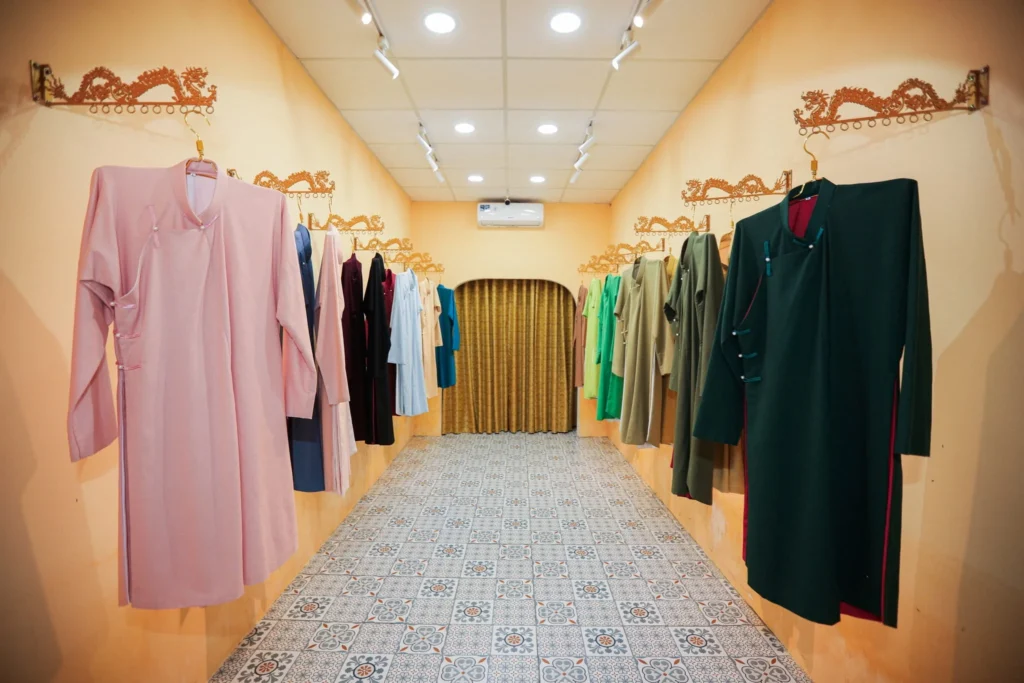 Showroom Hoa Nghiêm Việt Phục ứng dụng linen trong áo dài và cổ phục với nhiều gam màu tự nhiên, hướng đến thời trang xanh và bền vững.