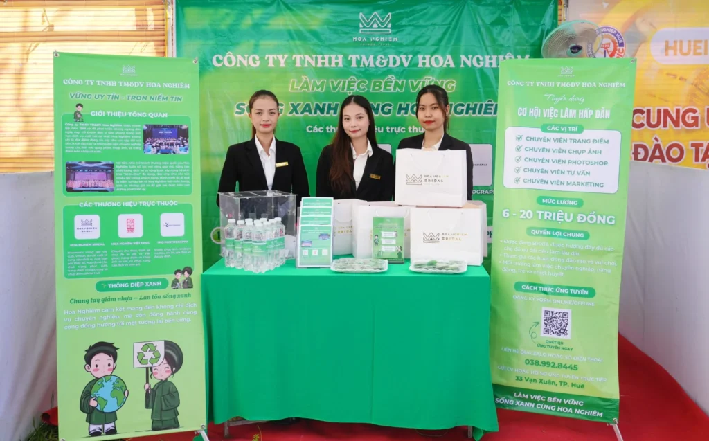 Gian hàng tuyển dụng của Hoa Nghiêm với thông điệp làm việc bền vững, sống xanh và phát triển cùng doanh nghiệp văn hóa Việt.