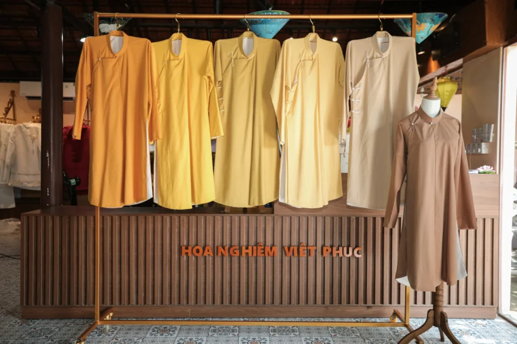 Bộ sưu tập áo dài linen tông vàng và be tại Hoa Nghiêm Việt Phục, thể hiện tinh thần sống xanh, phát triển bền vững và ứng dụng chất liệu tự nhiên trong cổ phục – áo dài Việt.