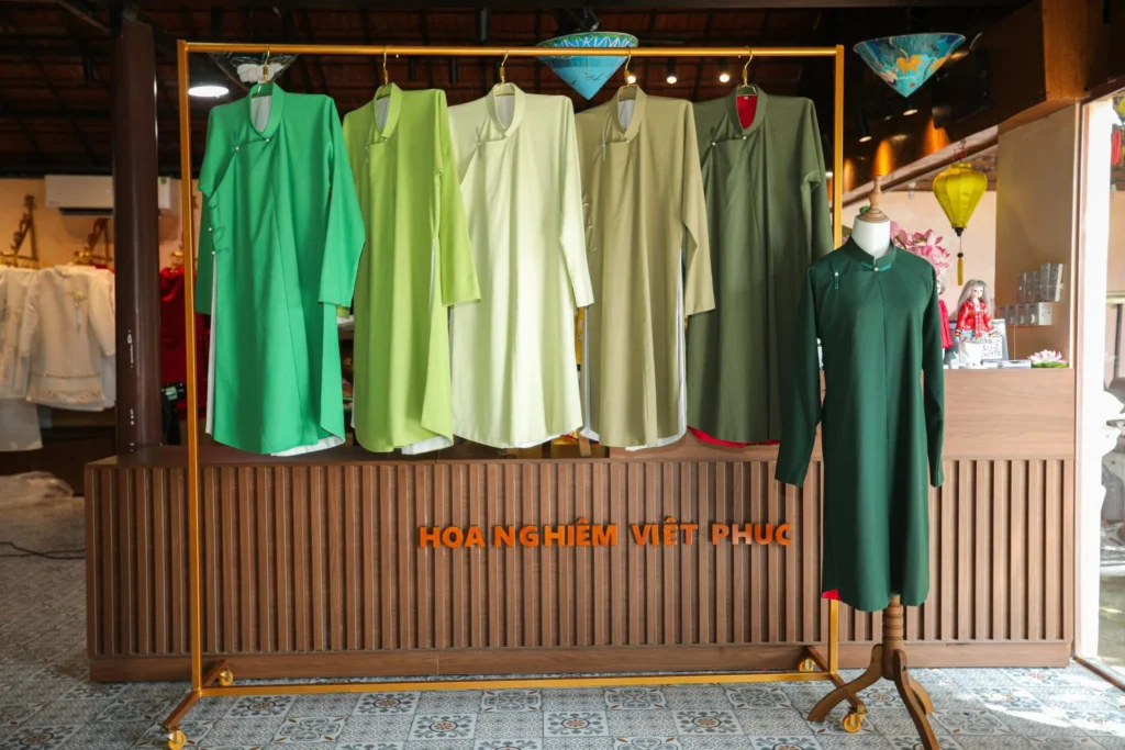Các mẫu áo dài linen xanh lá tại Hoa Nghiêm Việt Phục mang tinh thần xanh hóa, sử dụng chất liệu thân thiện môi trường và hướng đến phát triển bền vững.
