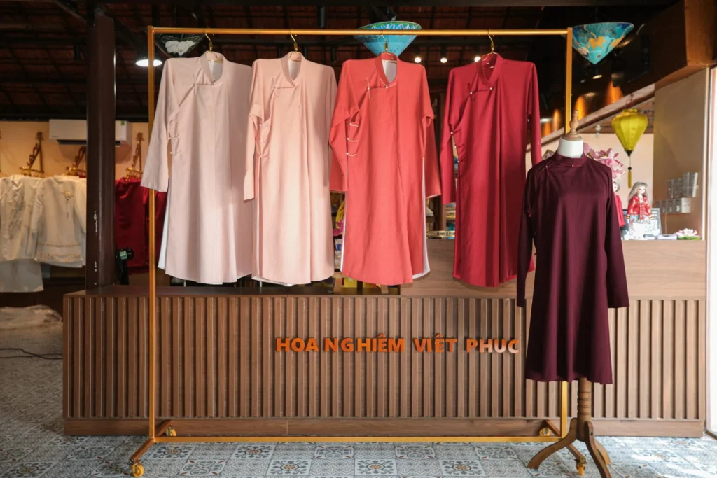 Áo dài linen màu hồng và đỏ tại Hoa Nghiêm Việt Phục kết hợp vẻ đẹp truyền thống với tinh thần phát triển bền vững và thời trang xanh.