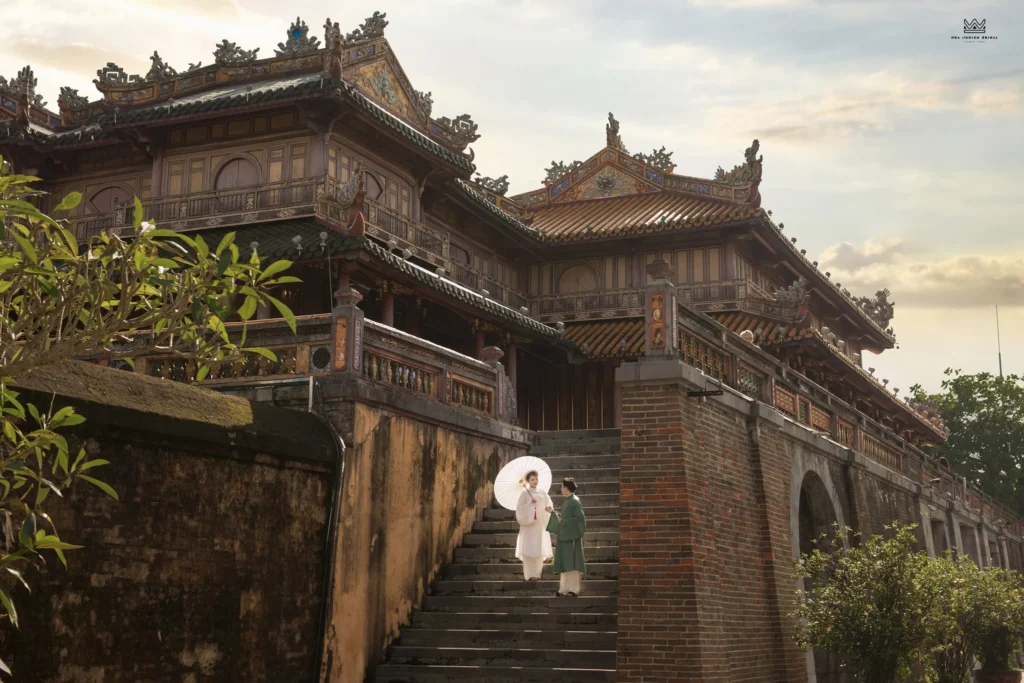 Photo Tour trải nghiệm mặc cổ phục chụp ảnh tại Đại Nội Huế