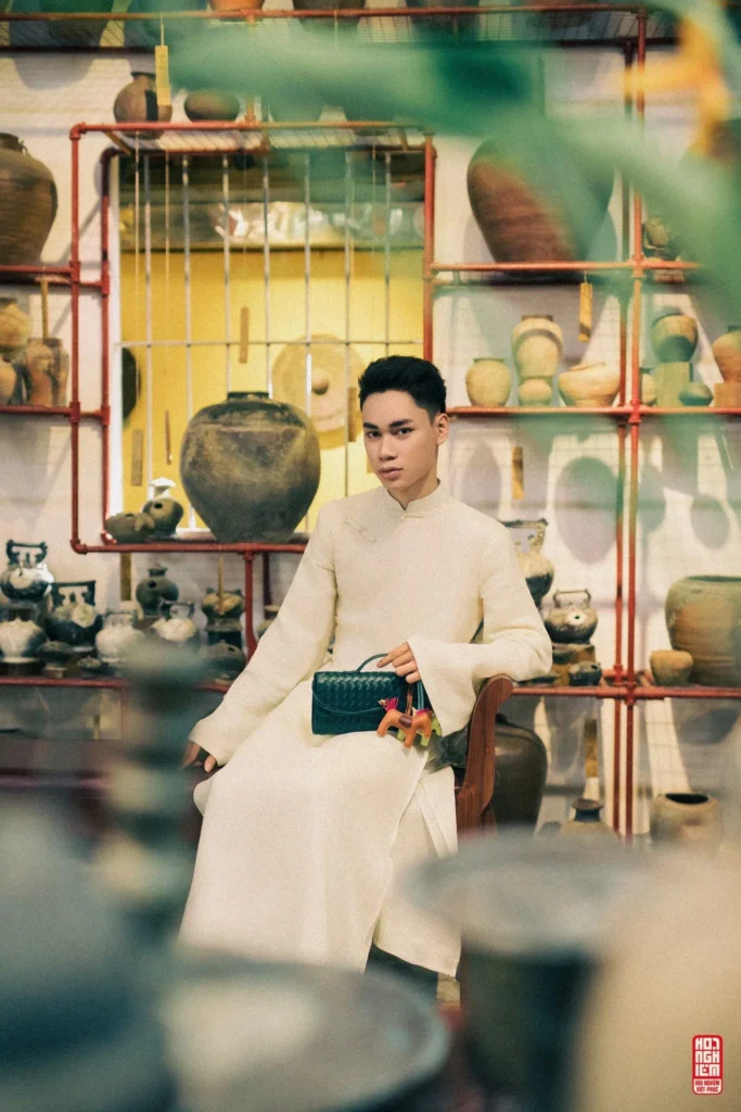 Không gian gốm cổ tại Huế kết hợp áo dài trắng truyền thống tạo nên concept nghệ thuật độc đáo cho Photo Tour Huế và trải nghiệm văn hóa Huế.