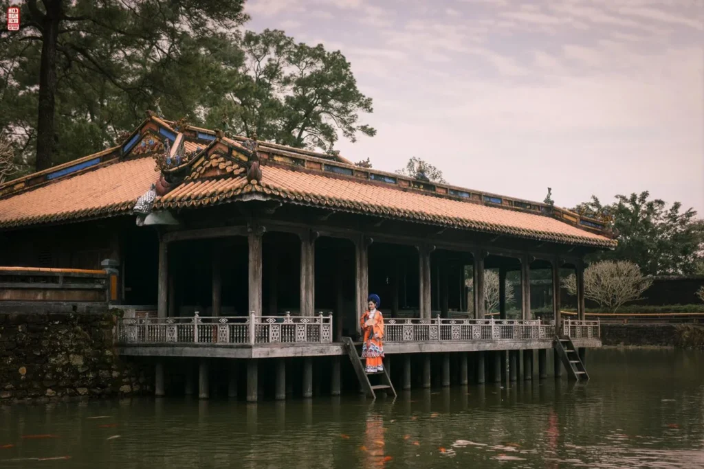 Nhiều khách Photo Tour Huế lựa chọn Lăng Tự Đức bởi nét cổ rêu phong hiếm có