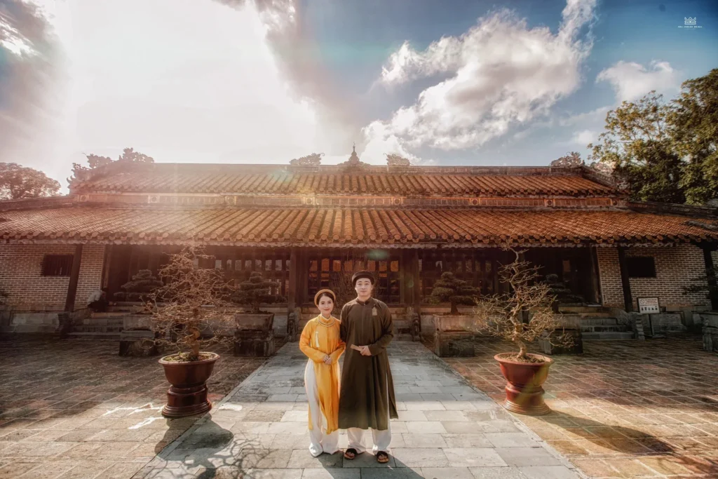 Nhiều khách Photo Tour Huế của Hoa Nghiêm Việt Phục lựa chọn Lăng Tự Đức bởi nét cổ rêu phong hiếm có