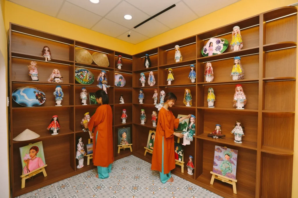 Trưng bày búp bê Cổ phục, nón lá, tranh vẽ và các mặt hàng lưu niệm tại Hoa Nghiêm Việt Phục