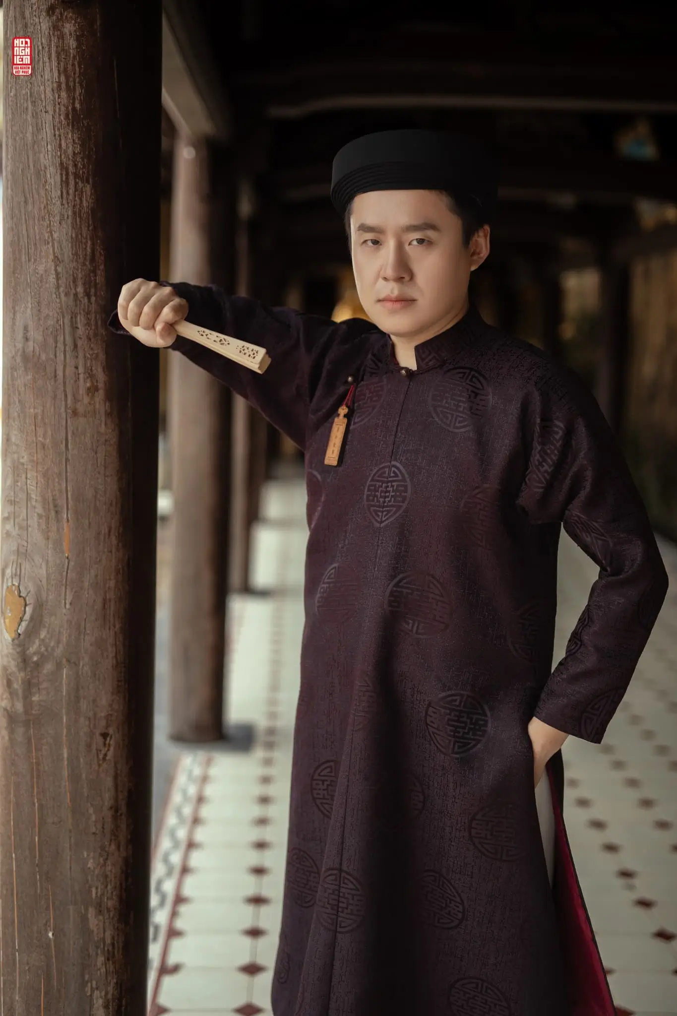 Việt Phục nam - Ngũ Thân gấm tím than dệt họa tiết chữ Thọ tròn cách điệu chìm Việt Phục nam - Ngũ Thân gấm tím than dệt họa tiết chữ Thọ tròn cách điệu chìm