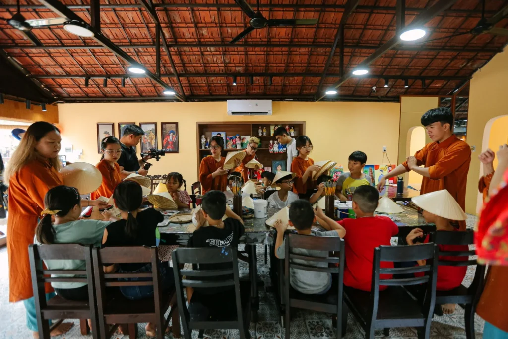 Không gian tổ chức Workshop vẽ nón lá dành cho các bạn nhỏ tại Hoa Nghiêm Việt Phục