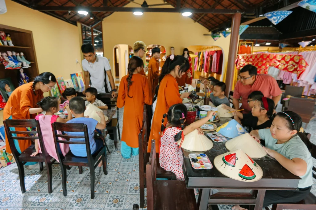 Workshop vẽ nón lá dành cho các bạn nhỏ tại Hoa Nghiêm Việt Phục