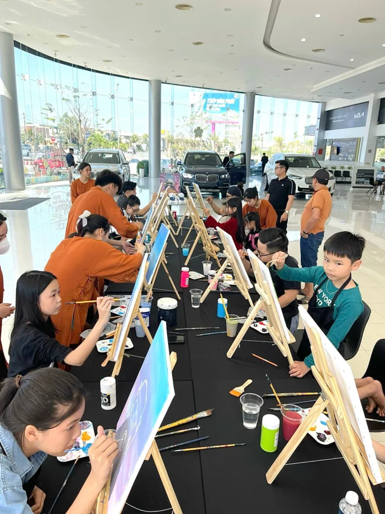 Workshop vẽ tranh cùng Hoa Nghiêm Việt Phục tại showroom BMW
