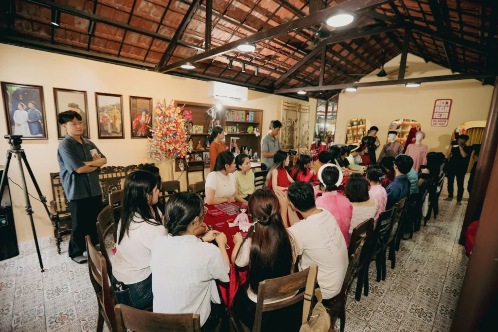 Workshop may áo Ngũ Thân của Hoa Nghiêm Việt Phục lần đầu tiên được tổ chức tại Huế đã diễn ra thành công tốt đẹp