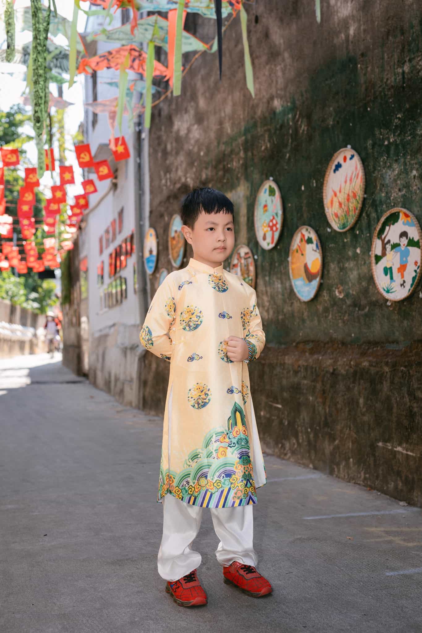 Áo Ngũ Thân bé trai vàng họa tiết Long Vân phối Tam Sơn Thủy Ba (2)