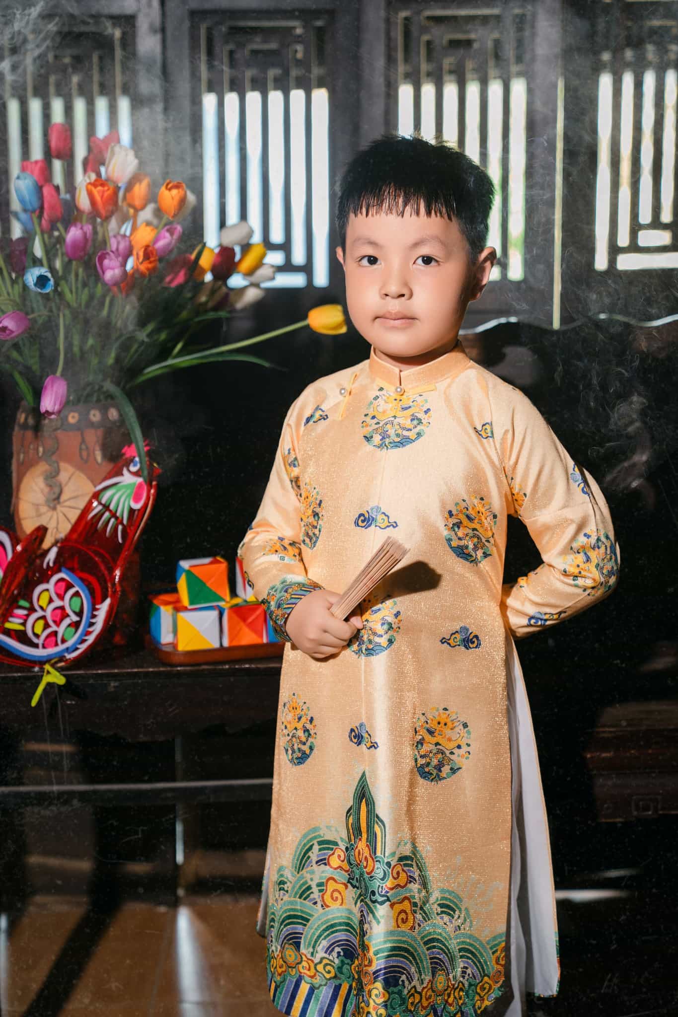 Áo Ngũ Thân bé trai vàng họa tiết Long Vân phối Tam Sơn Thủy Ba