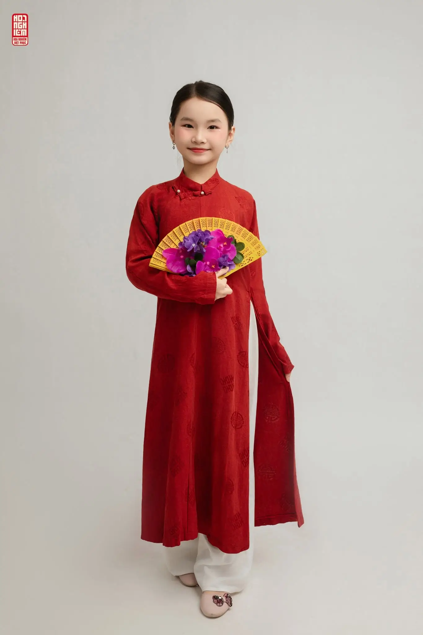 Áo Ngũ Thân cho bé gấm đỏ son dệt chìm họa tiết Đoàn Thọ và Song Hỷ (2)