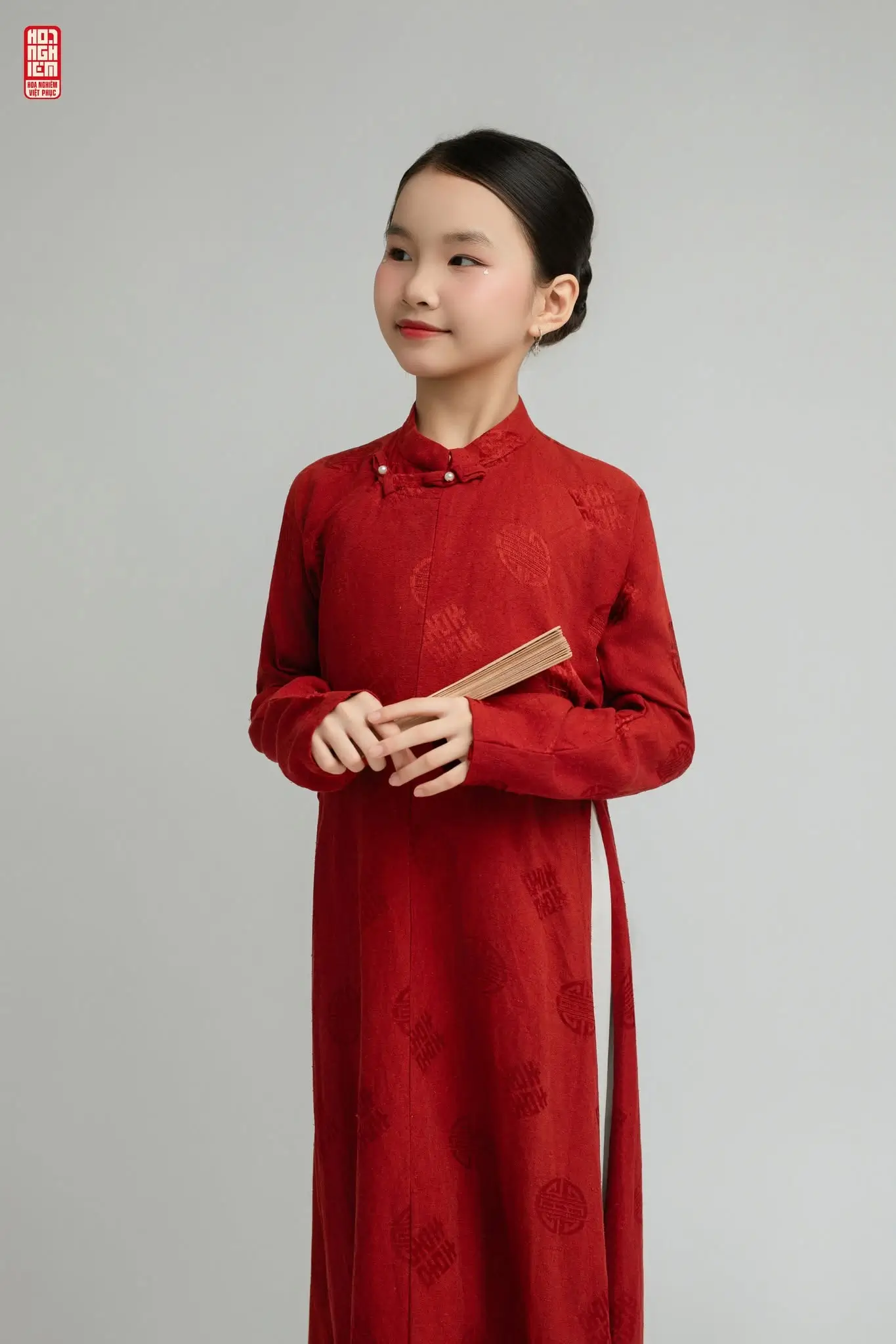 Áo Ngũ Thân cho bé gấm đỏ son dệt chìm họa tiết Đoàn Thọ và Song Hỷ (4)
