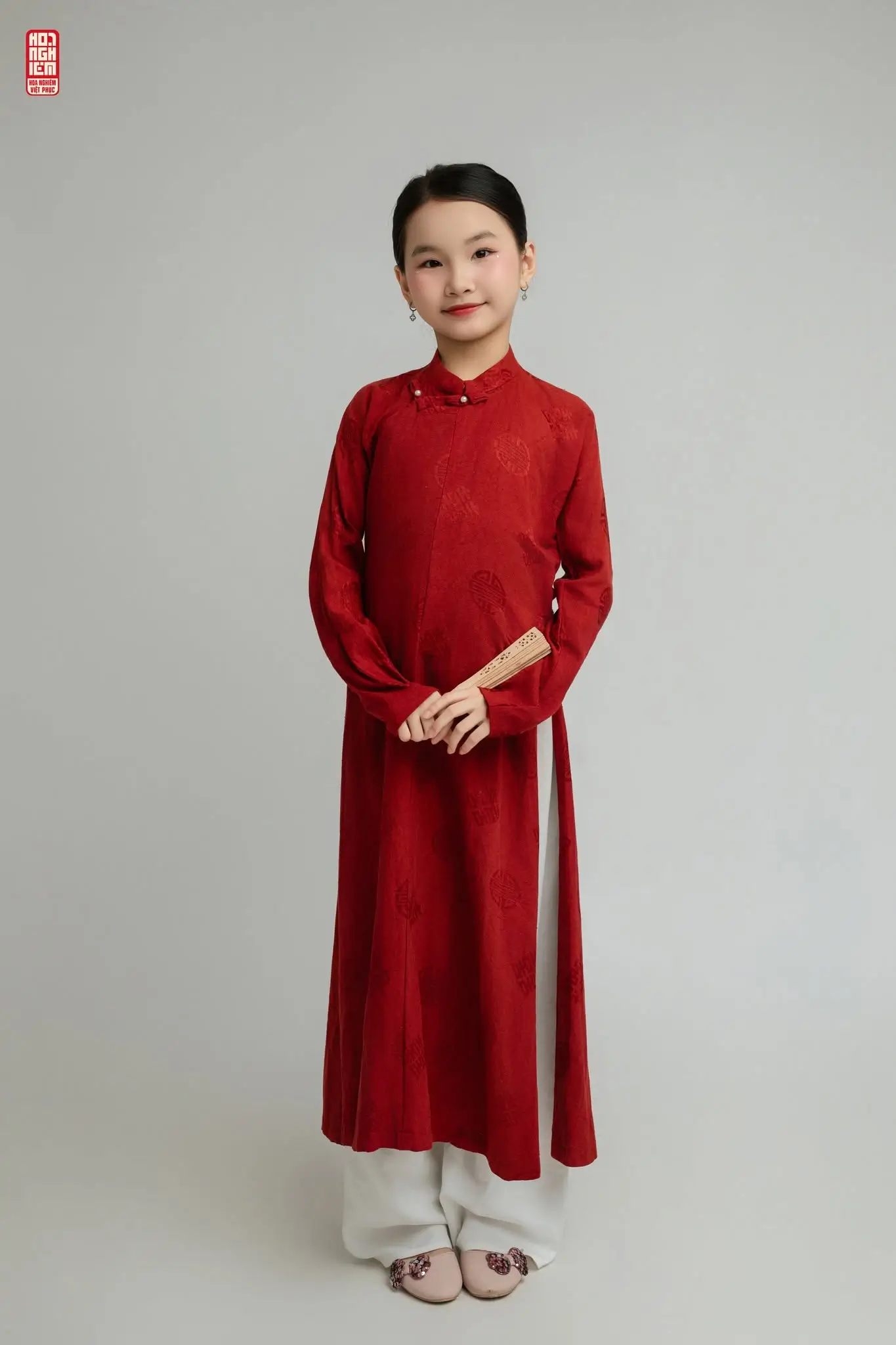 Áo Ngũ Thân cho bé gấm đỏ son dệt chìm họa tiết Đoàn Thọ và Song Hỷ (5)