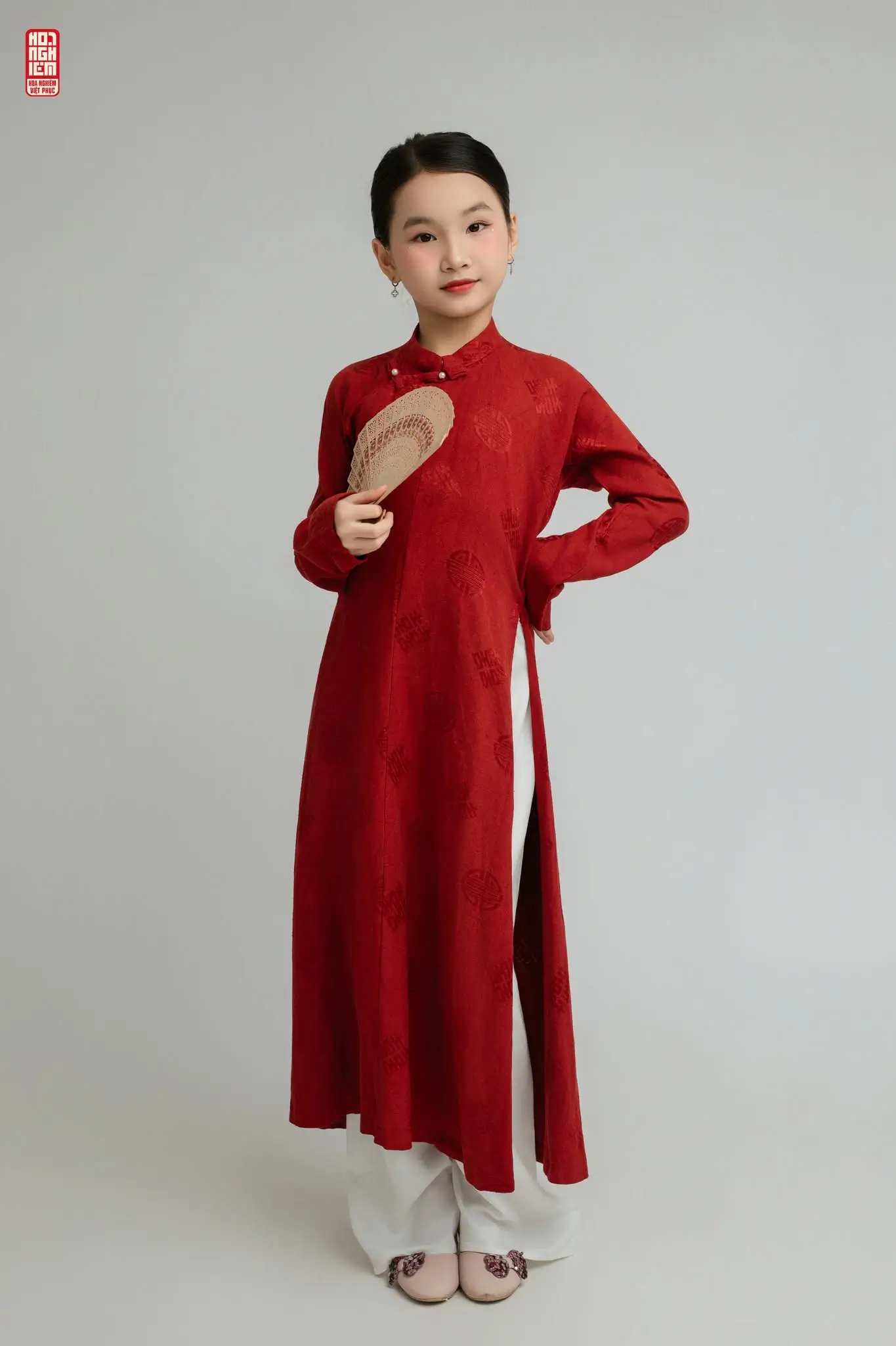Áo Ngũ Thân cho bé gấm đỏ son dệt chìm họa tiết Đoàn Thọ và Song Hỷ