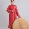Áo Ngũ Thân gấm hồng đào hoa văn dệt chìm