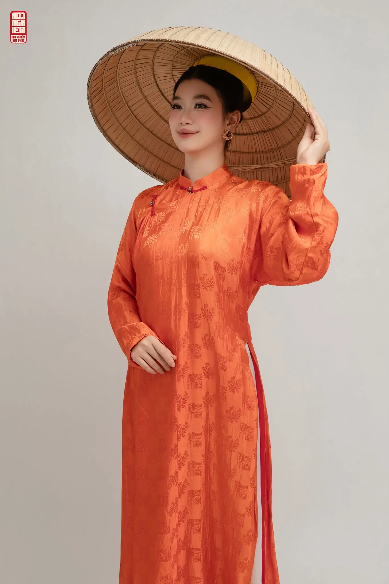 Áo Ngũ Thân lụa gấm cam hoa văn dệt chìm