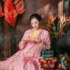 Áo Ngũ Thân nữ gấm hồng phấn hoa văn dệt chìm