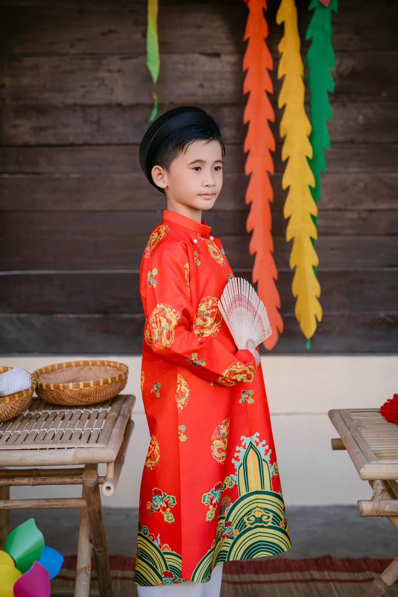 Áo Ngũ Thân tay chẽn trẻ em đỏ son họa tiết cung đình Huế Áo Ngũ Thân tay chẽn trẻ em đỏ son họa tiết cung đình Huế