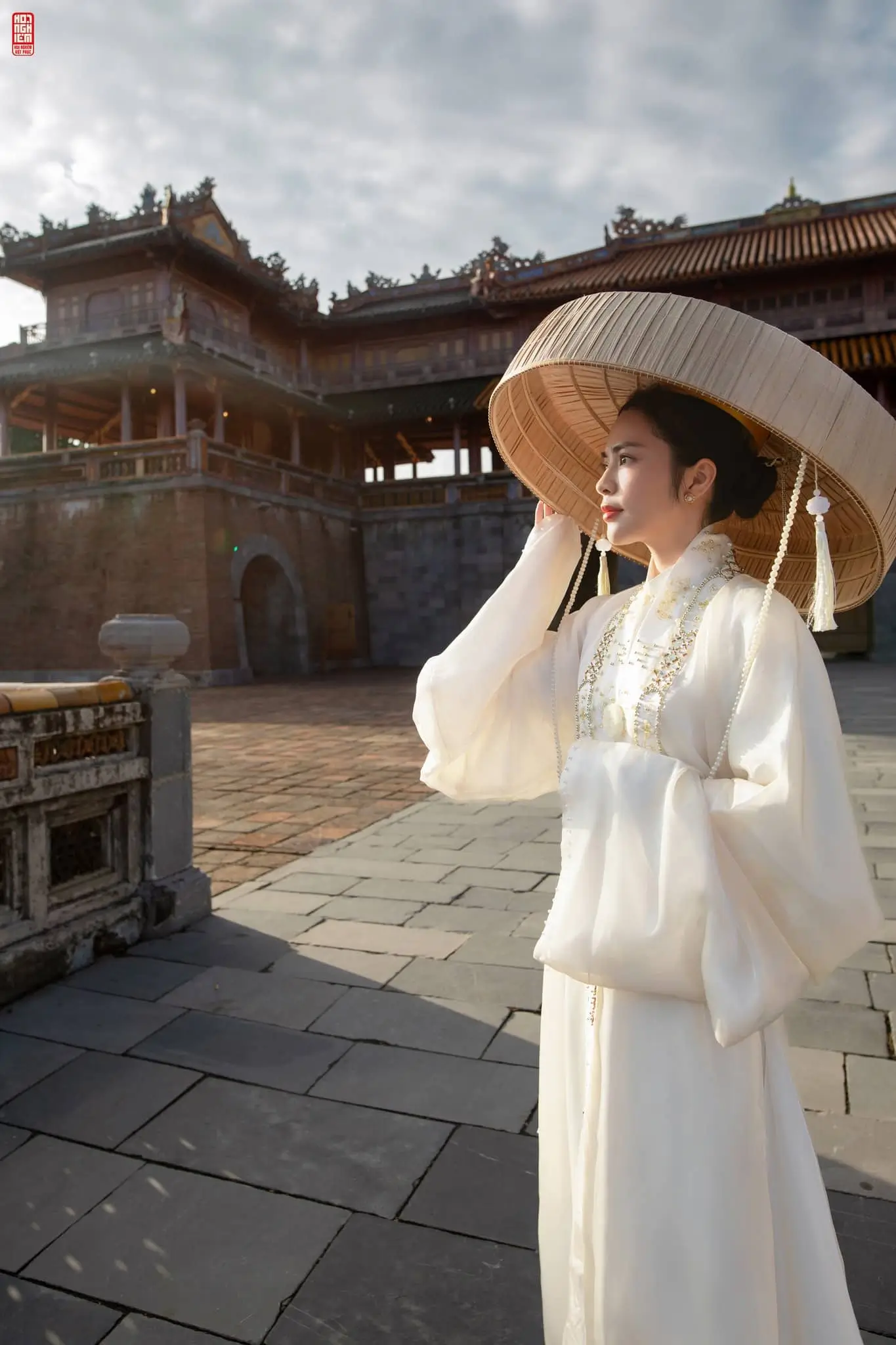 Áo Nhật Bình trắng ngà cổ đính kết ngọc thủ công (3)