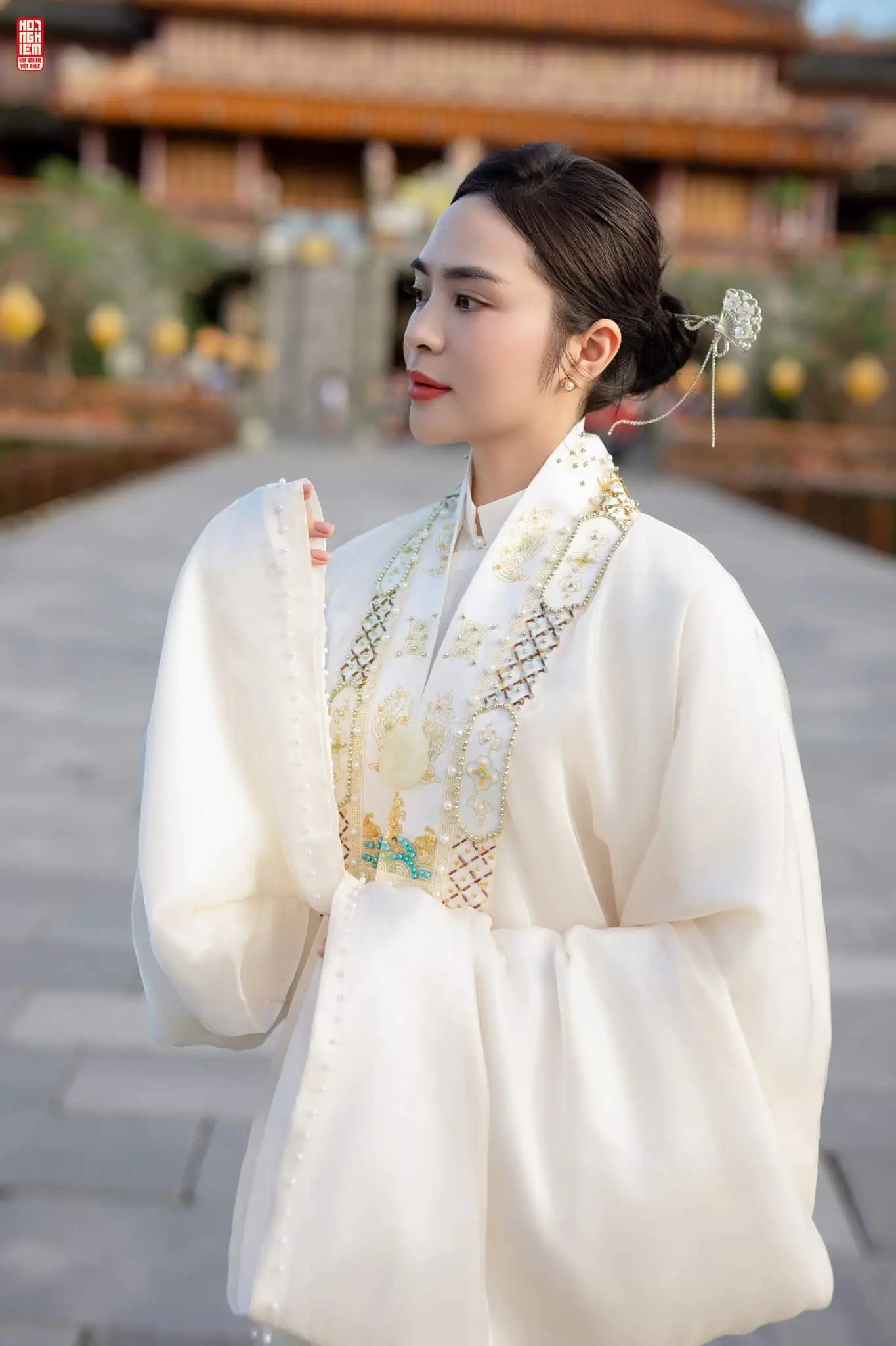 Áo Nhật Bình trắng ngà cổ đính kết ngọc thủ công (6)