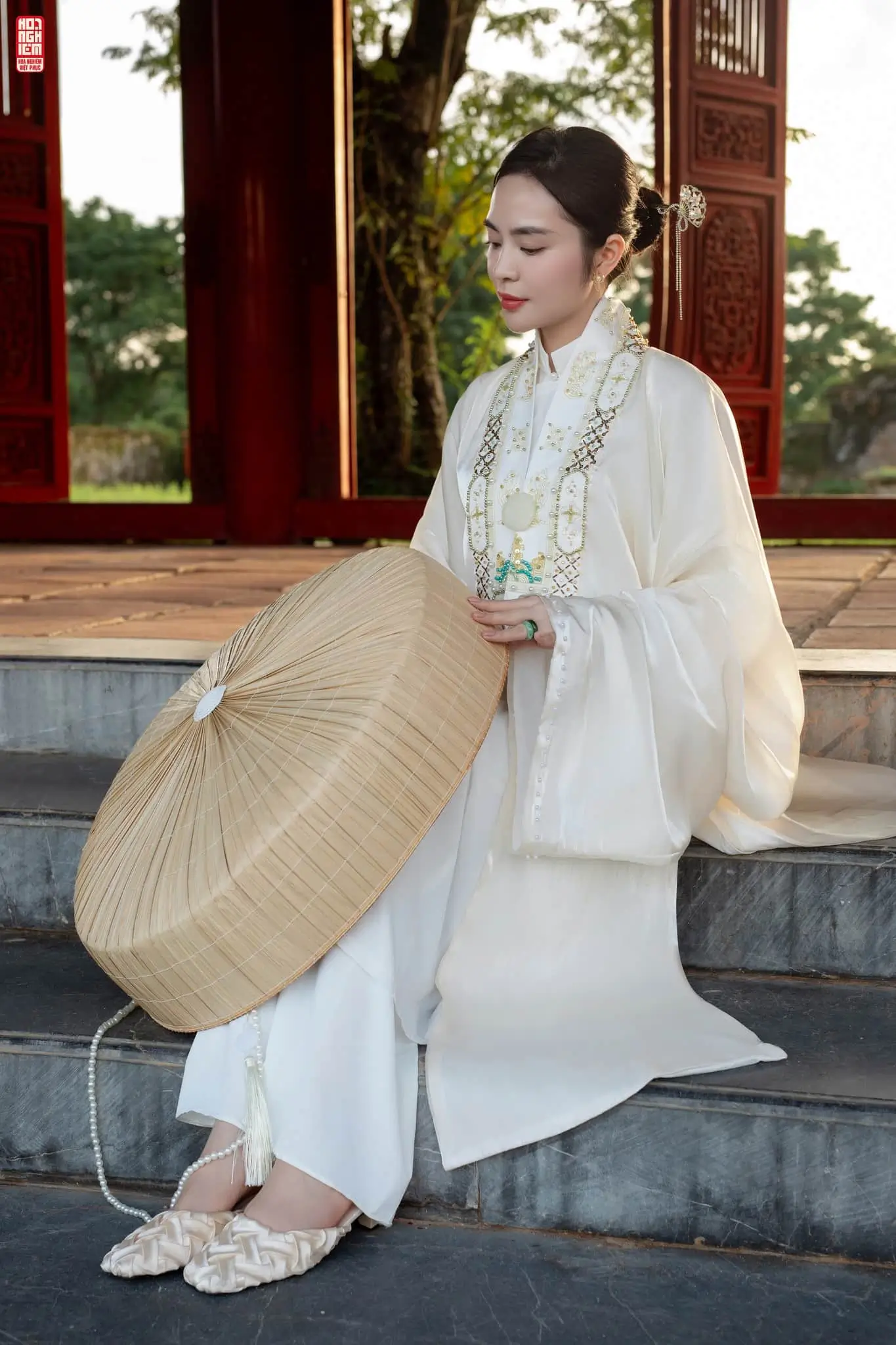 Áo Nhật Bình trắng ngà cổ đính kết ngọc thủ công Áo Nhật Bình trắng ngà cổ đính kết ngọc thủ công
