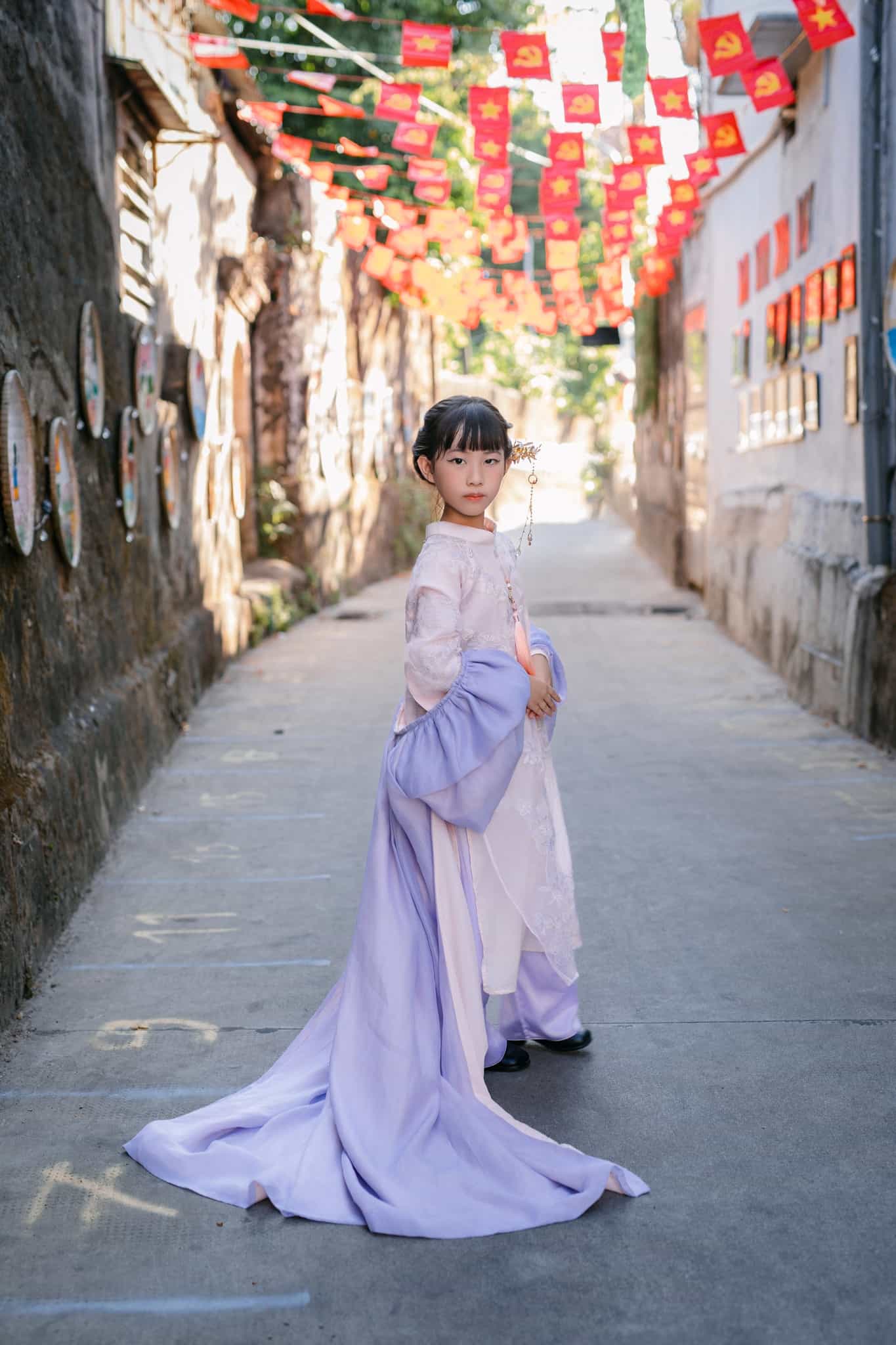 Áo dài cách tân bé gái hồng pastel phối tím lavender thêu hoa nổi