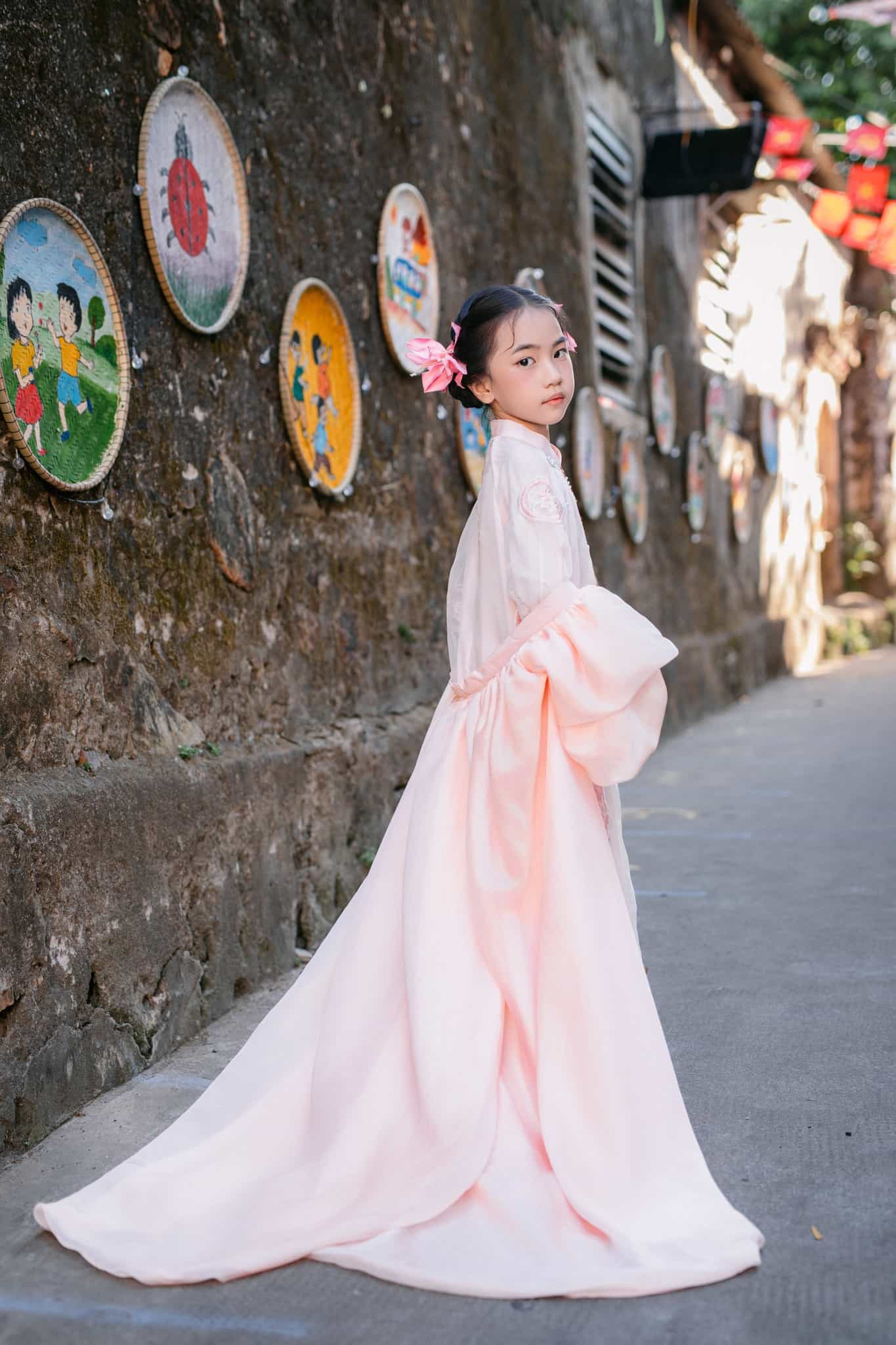 Áo dài cách tân bé gái hồng phấn thêu hoa